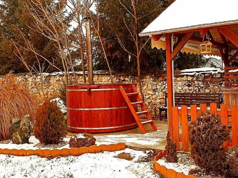 4 SZEMÉLYES FA PRÉMIUM DÉZSAFÜRDŐ 3 4 személyes dézsafürdő-2