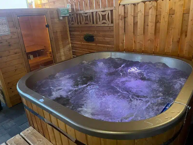 MALIBU 8 SZEMÉLYES NÉGYSZÖGLETES AKRIL DÉZSAFÜRDŐ KÜLSŐ KÁLYHÁVAL 5 Malibu akril dézsafürdő külső kályhával-1