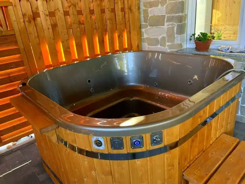 MALIBU 8 SZEMÉLYES NÉGYSZÖGLETES AKRIL DÉZSAFÜRDŐ KÜLSŐ KÁLYHÁVAL 3 Malibu akril dézsafürdő külső kályhával-2