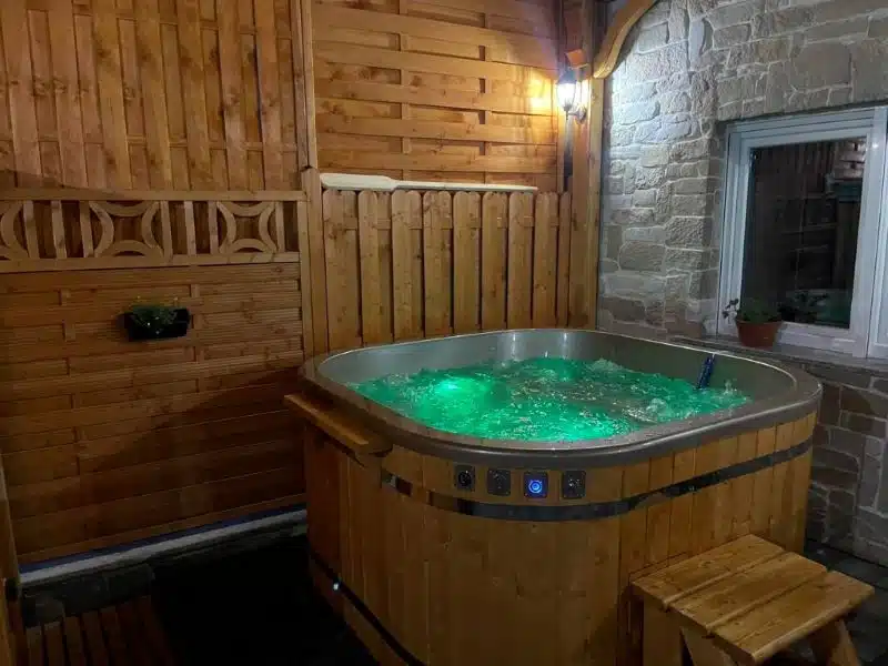 MALIBU 8 SZEMÉLYES NÉGYSZÖGLETES AKRIL DÉZSAFÜRDŐ KÜLSŐ KÁLYHÁVAL 6 Malibu akril dézsafürdő külső kályhával-3