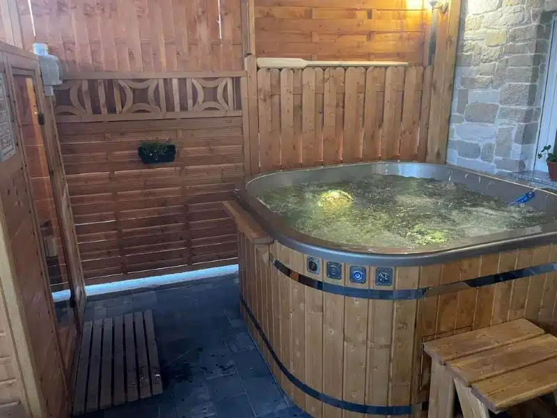 MALIBU 8 SZEMÉLYES NÉGYSZÖGLETES AKRIL DÉZSAFÜRDŐ KÜLSŐ KÁLYHÁVAL 4 Malibu akril dézsafürdő külső kályhával-4