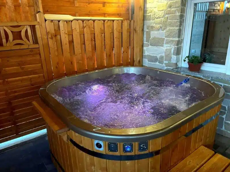 MALIBU 8 SZEMÉLYES NÉGYSZÖGLETES AKRIL DÉZSAFÜRDŐ KÜLSŐ KÁLYHÁVAL 2 Malibu akril dézsafürdő külső kályhával-5