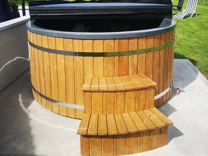 MÁLTA 6 SZEMÉLYES ELEKTROMOS ÜVEGSZÁLAS DÉZSAFÜRDŐ WELLNESS CSOMAGBAN 6 Málta 6 személyes elektromos üvegszálas dézsafürdő-4