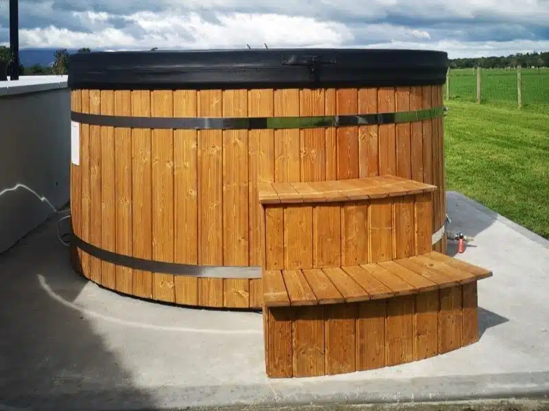 MÁLTA 6 SZEMÉLYES ELEKTROMOS ÜVEGSZÁLAS DÉZSAFÜRDŐ WELLNESS CSOMAGBAN 4 Málta 6 személyes elektromos üvegszálas dézsafürdő-6