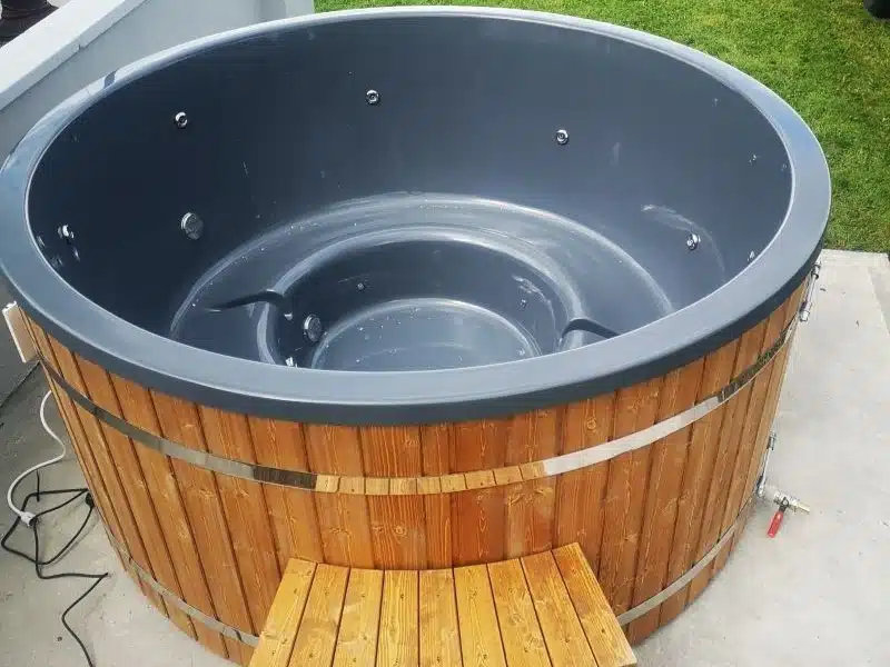 MÁLTA 6 SZEMÉLYES ELEKTROMOS ÜVEGSZÁLAS DÉZSAFÜRDŐ WELLNESS CSOMAGBAN 1 Málta 6 személyes elektromos üvegszálas dézsafürdő