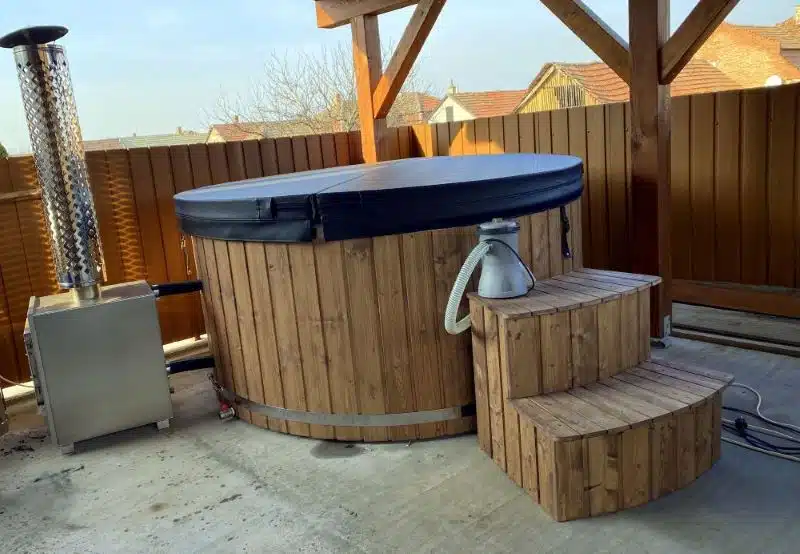 MÁLTA 6 SZEMÉLYES ÜVEGSZÁLAS DÉZSAFÜRDŐ KÜLSŐ KÁLYHÁVAL, WELLNESS CSOMAGBAN 2 Málta külső kályhás-2