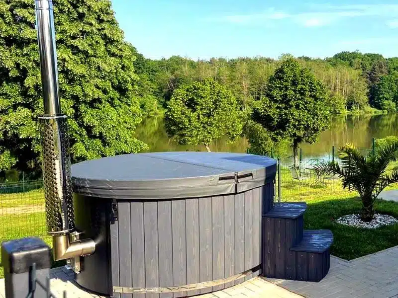 MÁLTA 6 SZEMÉLYES INTEGRÁLT KÁLYHÁS ÜVEGSZÁLAS DÉZSAFÜRDŐ THERMOTETŐVEL, WELLNESS CSOMAGBAN 2 Málta üvegszálas integrált kályhás dézsafürdő-1