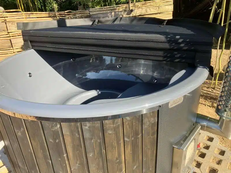 MÁLTA 6 SZEMÉLYES INTEGRÁLT KÁLYHÁS ÜVEGSZÁLAS DÉZSAFÜRDŐ THERMOTETŐVEL, WELLNESS CSOMAGBAN 11 Málta üvegszálas integrált kályhás dézsafürdő-10