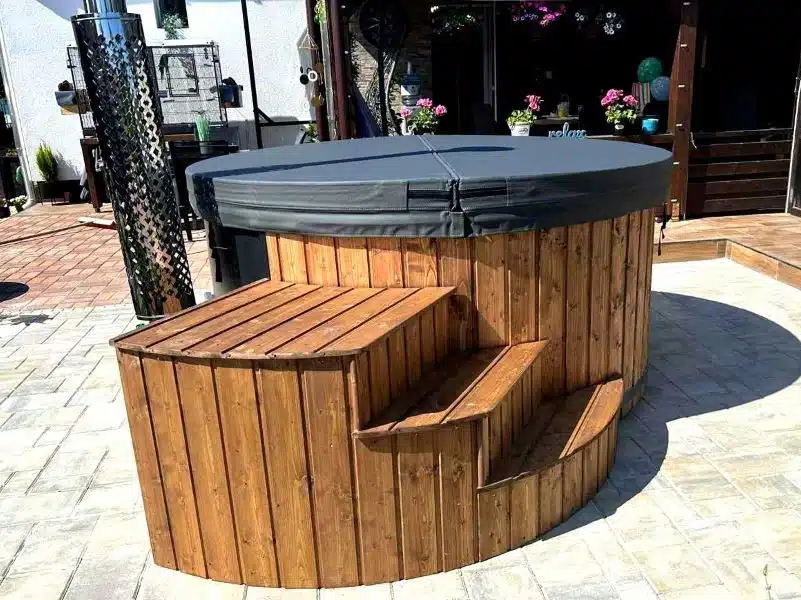 MÁLTA 6 SZEMÉLYES INTEGRÁLT KÁLYHÁS ÜVEGSZÁLAS DÉZSAFÜRDŐ THERMOTETŐVEL, WELLNESS CSOMAGBAN 12 Málta üvegszálas integrált kályhás dézsafürdő-11