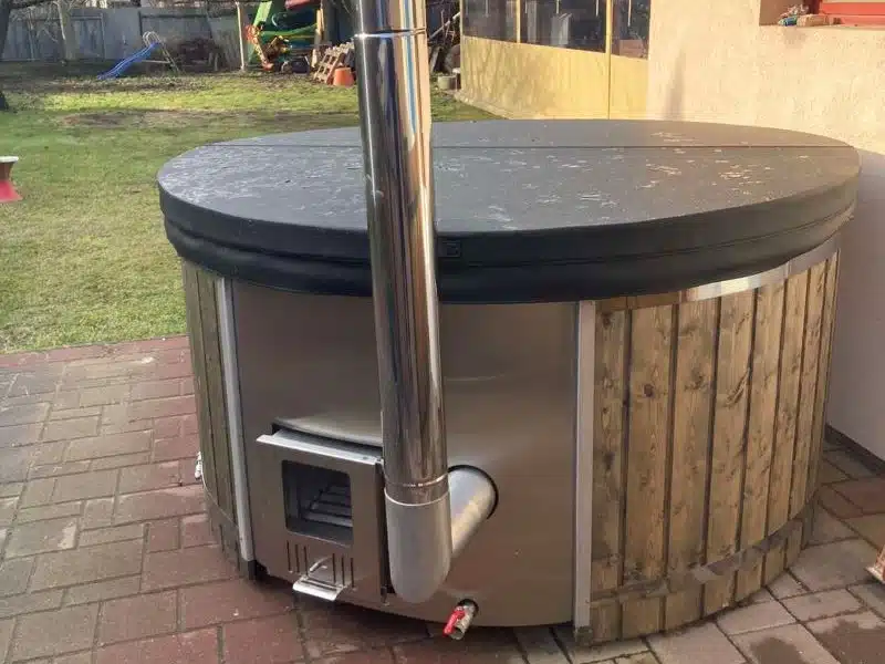 MÁLTA 6 SZEMÉLYES INTEGRÁLT KÁLYHÁS ÜVEGSZÁLAS DÉZSAFÜRDŐ THERMOTETŐVEL, WELLNESS CSOMAGBAN 14 Málta üvegszálas integrált kályhás dézsafürdő-13