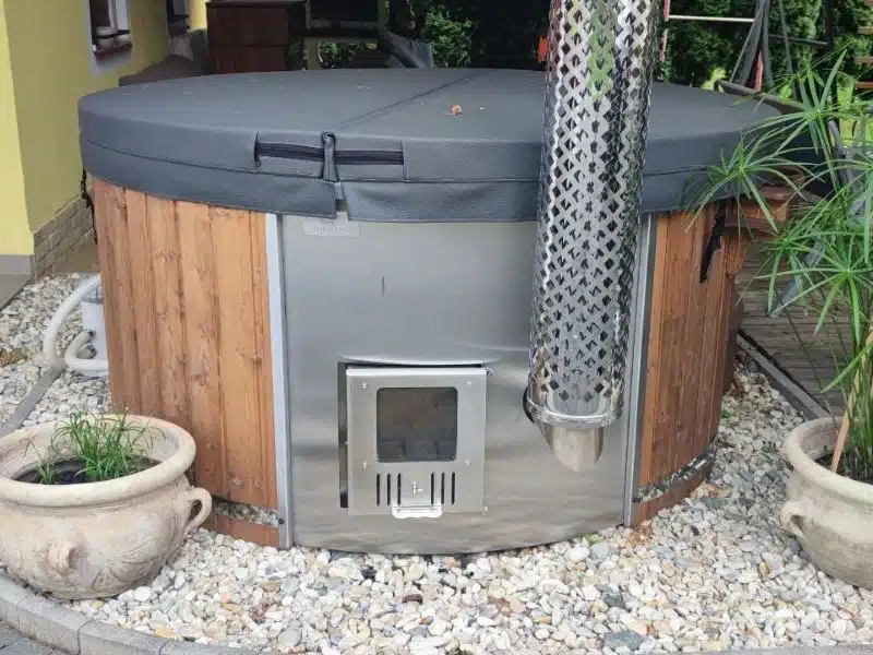 MÁLTA 6 SZEMÉLYES INTEGRÁLT KÁLYHÁS ÜVEGSZÁLAS DÉZSAFÜRDŐ THERMOTETŐVEL, WELLNESS CSOMAGBAN 15 Málta üvegszálas integrált kályhás dézsafürdő-14