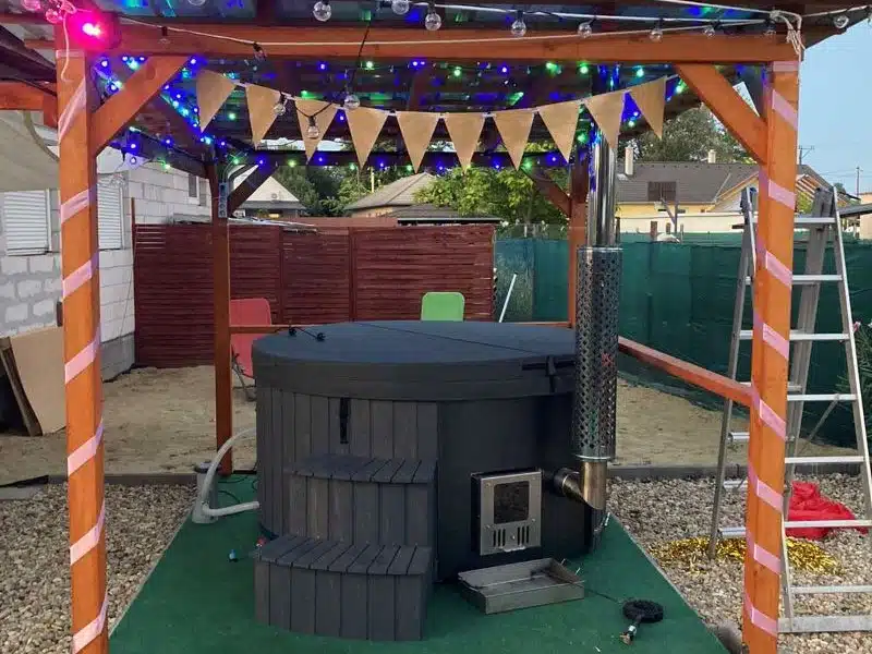 MÁLTA 6 SZEMÉLYES INTEGRÁLT KÁLYHÁS ÜVEGSZÁLAS DÉZSAFÜRDŐ THERMOTETŐVEL, WELLNESS CSOMAGBAN 18 Málta üvegszálas integrált kályhás dézsafürdő-17