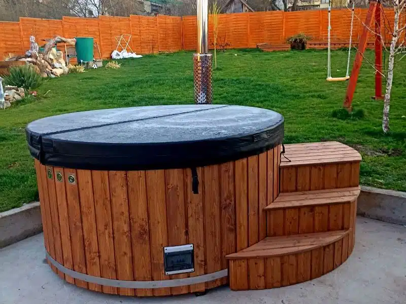 MÁLTA 6 SZEMÉLYES INTEGRÁLT KÁLYHÁS ÜVEGSZÁLAS DÉZSAFÜRDŐ THERMOTETŐVEL, WELLNESS CSOMAGBAN 21 Málta üvegszálas integrált kályhás dézsafürdő-20