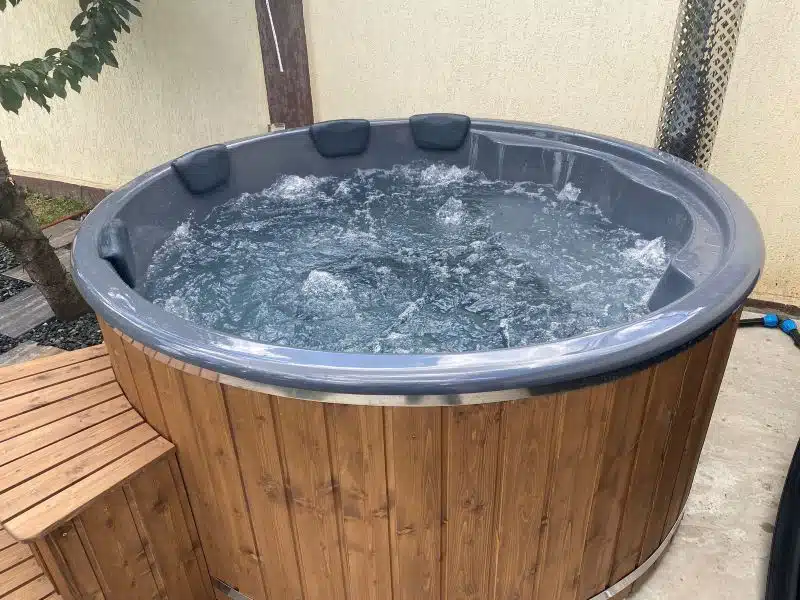 MÁLTA 6 SZEMÉLYES INTEGRÁLT KÁLYHÁS ÜVEGSZÁLAS DÉZSAFÜRDŐ THERMOTETŐVEL, WELLNESS CSOMAGBAN 22 Málta üvegszálas integrált kályhás dézsafürdő-21