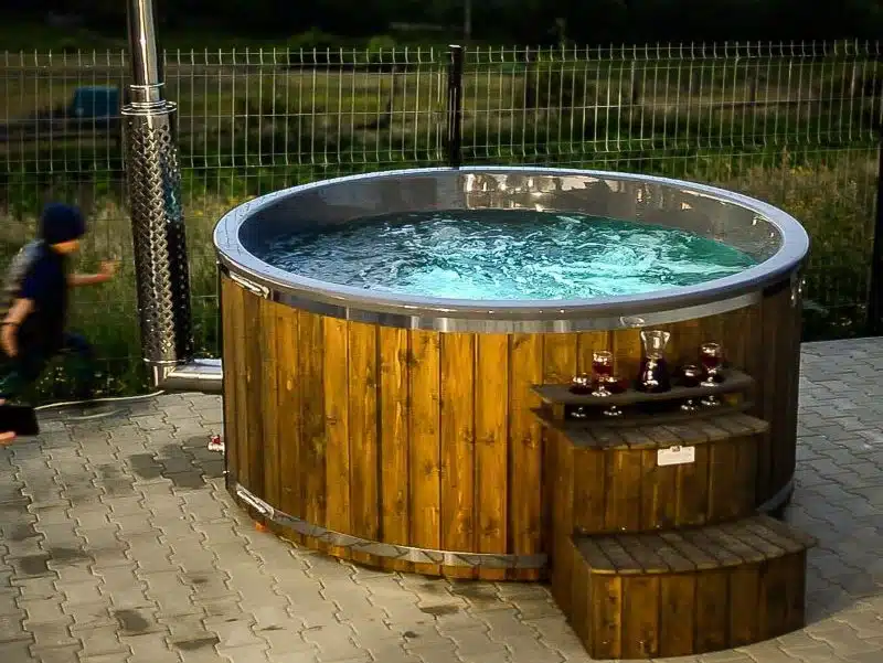 MÁLTA 6 SZEMÉLYES INTEGRÁLT KÁLYHÁS ÜVEGSZÁLAS DÉZSAFÜRDŐ THERMOTETŐVEL, WELLNESS CSOMAGBAN 23 Málta üvegszálas integrált kályhás dézsafürdő-22