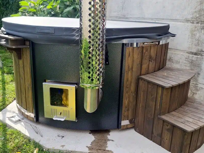 MÁLTA 6 SZEMÉLYES INTEGRÁLT KÁLYHÁS ÜVEGSZÁLAS DÉZSAFÜRDŐ THERMOTETŐVEL, WELLNESS CSOMAGBAN 24 Málta üvegszálas integrált kályhás dézsafürdő-23