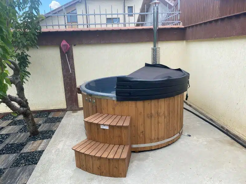 MÁLTA 6 SZEMÉLYES INTEGRÁLT KÁLYHÁS ÜVEGSZÁLAS DÉZSAFÜRDŐ THERMOTETŐVEL, WELLNESS CSOMAGBAN 26 Málta üvegszálas integrált kályhás dézsafürdő-25