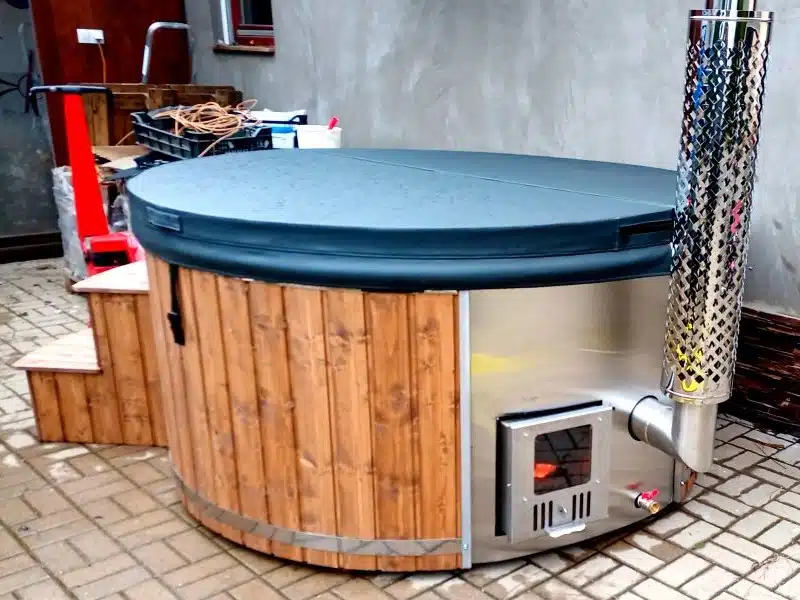 MÁLTA 6 SZEMÉLYES INTEGRÁLT KÁLYHÁS ÜVEGSZÁLAS DÉZSAFÜRDŐ THERMOTETŐVEL, WELLNESS CSOMAGBAN 4 Málta üvegszálas integrált kályhás dézsafürdő-3