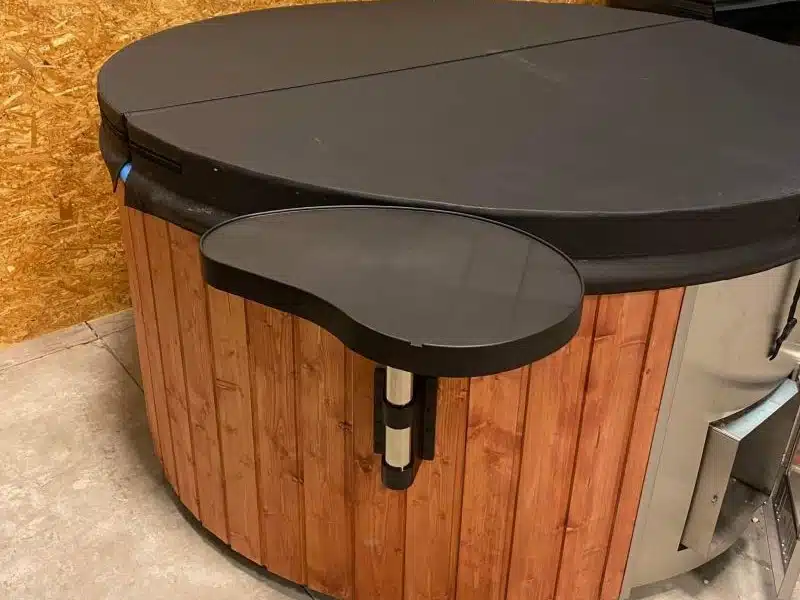 MÁLTA 6 SZEMÉLYES INTEGRÁLT KÁLYHÁS ÜVEGSZÁLAS DÉZSAFÜRDŐ THERMOTETŐVEL, WELLNESS CSOMAGBAN 33 Málta üvegszálas integrált kályhás dézsafürdő-32