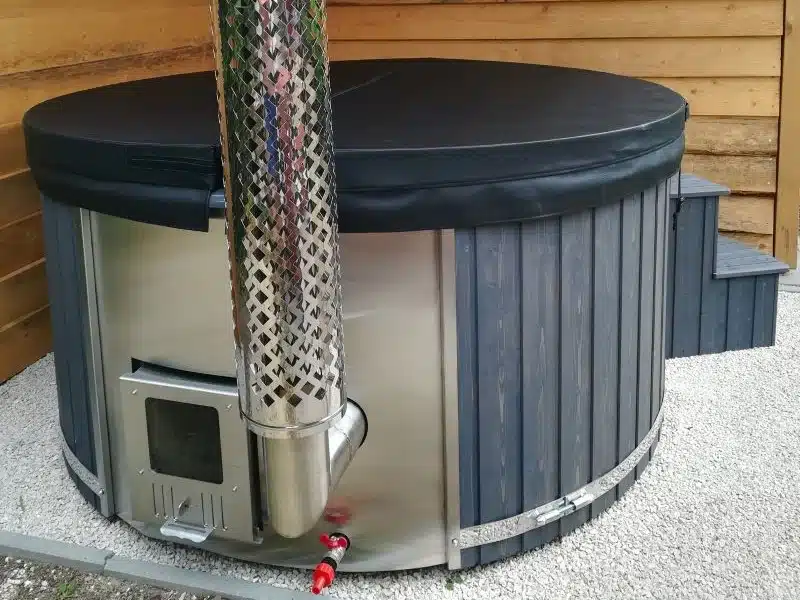 MÁLTA 6 SZEMÉLYES INTEGRÁLT KÁLYHÁS ÜVEGSZÁLAS DÉZSAFÜRDŐ THERMOTETŐVEL, WELLNESS CSOMAGBAN 36 Málta üvegszálas integrált kályhás dézsafürdő-35