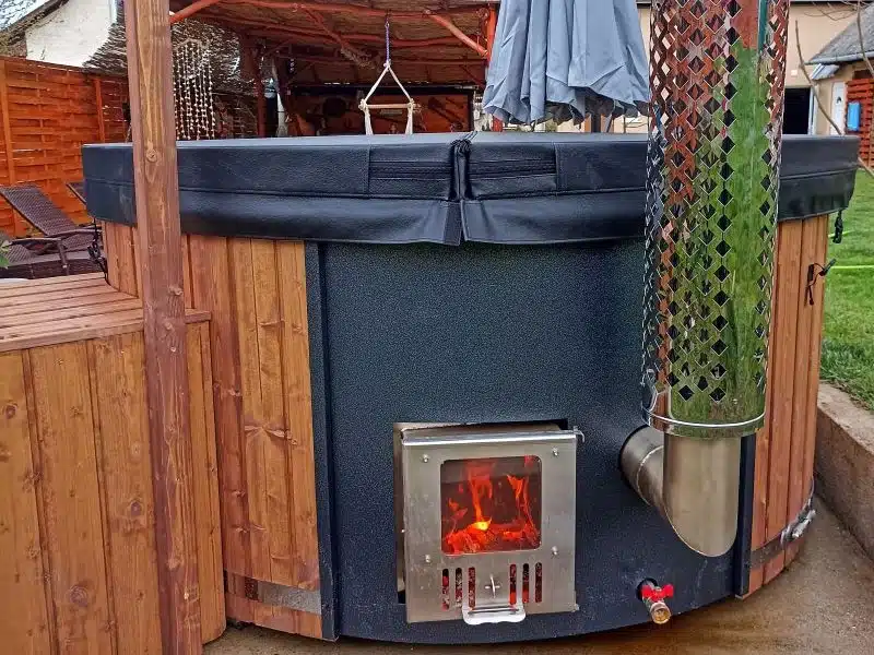 MÁLTA 6 SZEMÉLYES INTEGRÁLT KÁLYHÁS ÜVEGSZÁLAS DÉZSAFÜRDŐ THERMOTETŐVEL, WELLNESS CSOMAGBAN 37 Málta üvegszálas integrált kályhás dézsafürdő-36