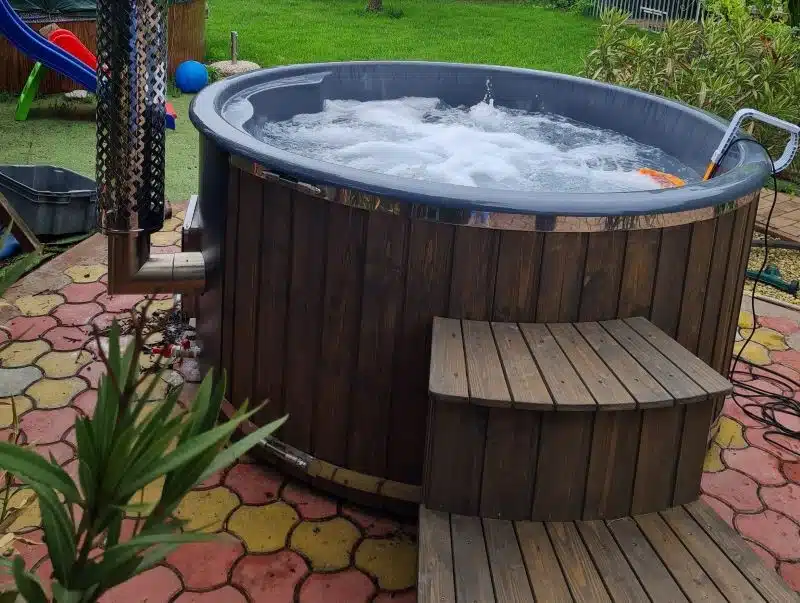 MÁLTA 6 SZEMÉLYES INTEGRÁLT KÁLYHÁS ÜVEGSZÁLAS DÉZSAFÜRDŐ THERMOTETŐVEL, WELLNESS CSOMAGBAN 40 Málta üvegszálas integrált kályhás dézsafürdő-39