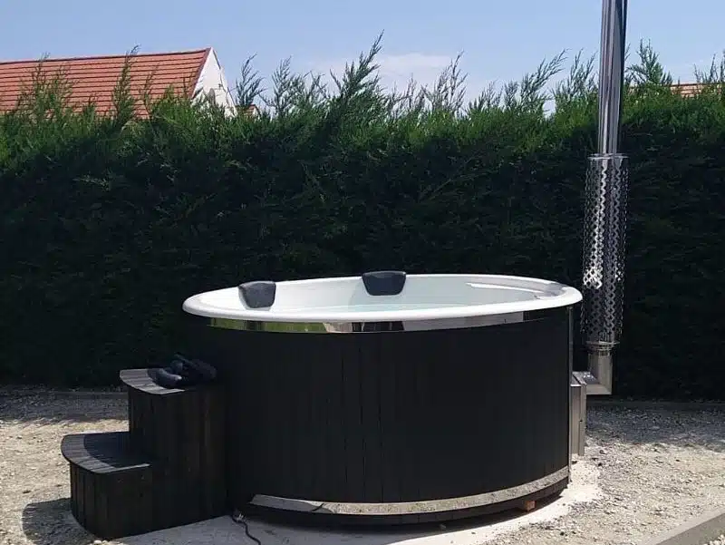 MÁLTA 6 SZEMÉLYES INTEGRÁLT KÁLYHÁS ÜVEGSZÁLAS DÉZSAFÜRDŐ THERMOTETŐVEL, WELLNESS CSOMAGBAN 6 Málta üvegszálas integrált kályhás dézsafürdő-5