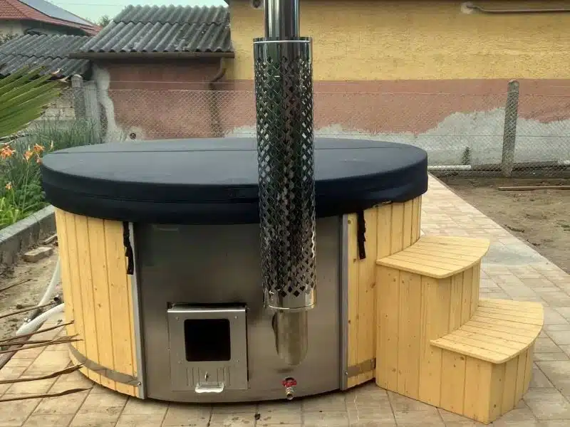 MÁLTA 6 SZEMÉLYES INTEGRÁLT KÁLYHÁS ÜVEGSZÁLAS DÉZSAFÜRDŐ THERMOTETŐVEL, WELLNESS CSOMAGBAN 7 Málta üvegszálas integrált kályhás dézsafürdő-6