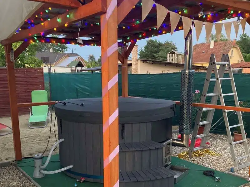 MÁLTA 6 SZEMÉLYES INTEGRÁLT KÁLYHÁS ÜVEGSZÁLAS DÉZSAFÜRDŐ THERMOTETŐVEL, WELLNESS CSOMAGBAN 10 Málta üvegszálas integrált kályhás dézsafürdő-9