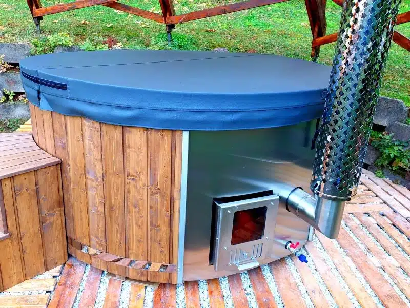 MÁLTA 6 SZEMÉLYES INTEGRÁLT KÁLYHÁS ÜVEGSZÁLAS DÉZSAFÜRDŐ THERMOTETŐVEL, WELLNESS CSOMAGBAN 1 Málta üvegszálas integrált kályhás dézsafürdő