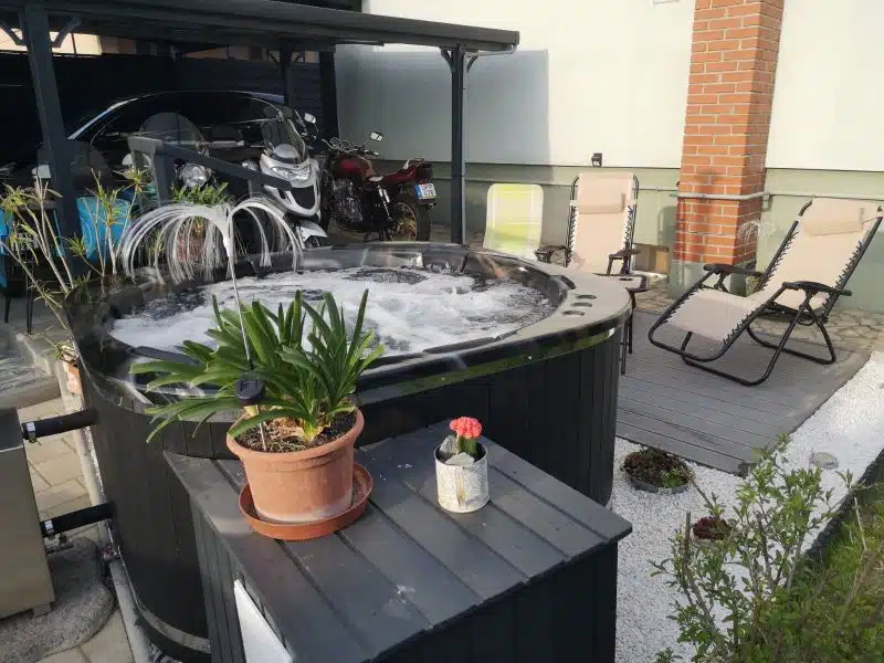 RUBIN 5-6 SZEMÉLYES PRÉMIUM NÉGYSZÖG ALAKÚ AKRIL DÉZSAFÜRDŐ KÜLSŐ KÁLYHÁVAL 5 Rubin akril külső kályhás dézsafürdő-4