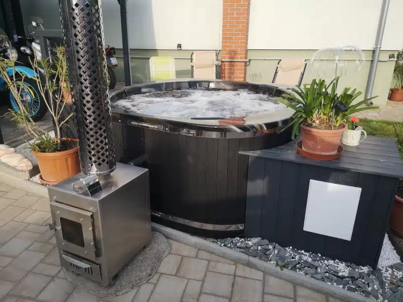 RUBIN 5-6 SZEMÉLYES PRÉMIUM NÉGYSZÖG ALAKÚ AKRIL DÉZSAFÜRDŐ KÜLSŐ KÁLYHÁVAL 1 Rubin akril külső kályhás dézsafürdő