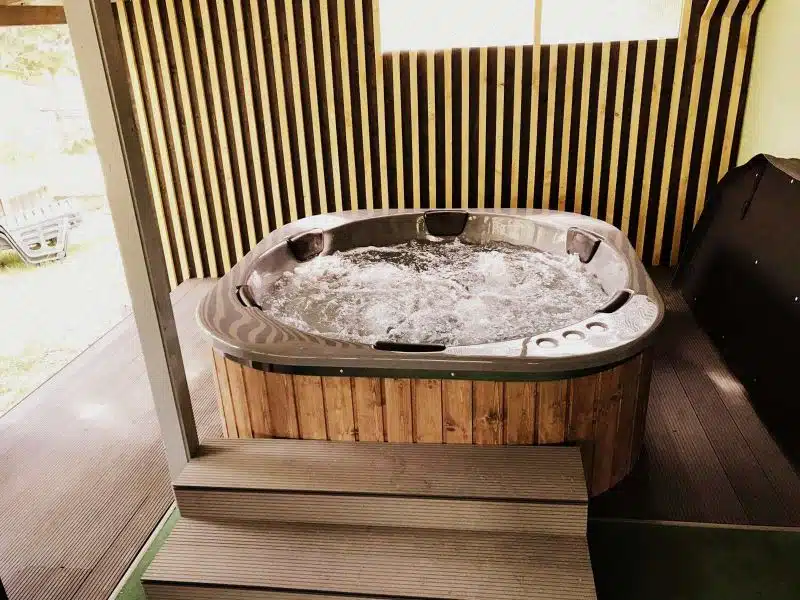 RUBIN 6 SZEMÉLYES ELEKTROMOS PRÉMIUM NÉGYSZÖG ALAKÚ AKRIL DÉZSAFÜRDŐ 7 Rubin elektromos dézsafürdő-7