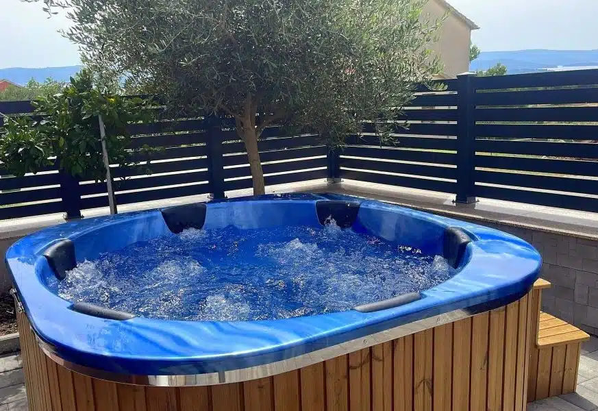 RUBIN 6 SZEMÉLYES ELEKTROMOS PRÉMIUM NÉGYSZÖG ALAKÚ AKRIL DÉZSAFÜRDŐ 1 Rubin elektromos dézsafürdő