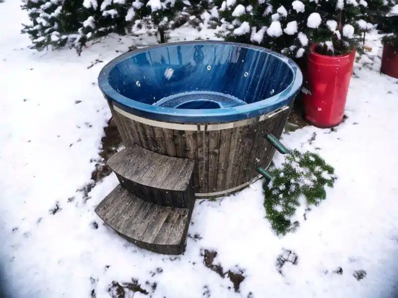 PEARL 6 SZEMÉLYES AKRIL SÓZHATÓ DÉZSAFÜRDŐ SAVÁLLÓ KÜLSŐ KÁLYHÁVAL, THERMOTETŐVEL 2 Pearl 6 személyes akril dézsafürdő saválló külső kályhával 2