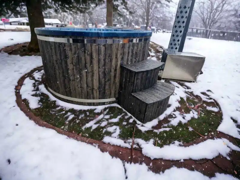 PEARL 6 SZEMÉLYES AKRIL SÓZHATÓ DÉZSAFÜRDŐ SAVÁLLÓ KÜLSŐ KÁLYHÁVAL, THERMOTETŐVEL 3 Pearl 6 személyes akril dézsafürdő saválló külső kályhával 3