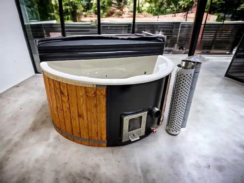 LUX IN 5 személyes INTEGRÁLT KÁLYHÁS PRÉMIUM AKRIL dézsafürdő szürke vagy fehér betéttel wellness csomagban 1 LUX IN 5 személyes INTEGRÁLT KÁLYHÁS PRÉMIUM AKRIL dézsafürdő