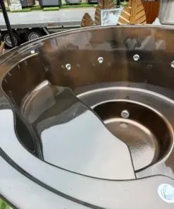PEARL 5 SZEMÉLYES AKRIL DÉZSAFÜRDŐ BELSŐ FATÜZELÉSŰ KÁLYHÁVAL 26 PEARL 5 SZEMÉLYES AKRIL DÉZSAFÜRDŐ BELSŐ FATÜZELÉSŰ KÁLYHÁVAL