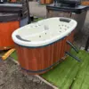 JADE – 2 SZEMÉLYES OVÁLIS PRÉMIUM AKRIL DÉZSAFÜRDŐ KÜLSŐ FATÜZELÉSŰ KÁLYHÁVAL