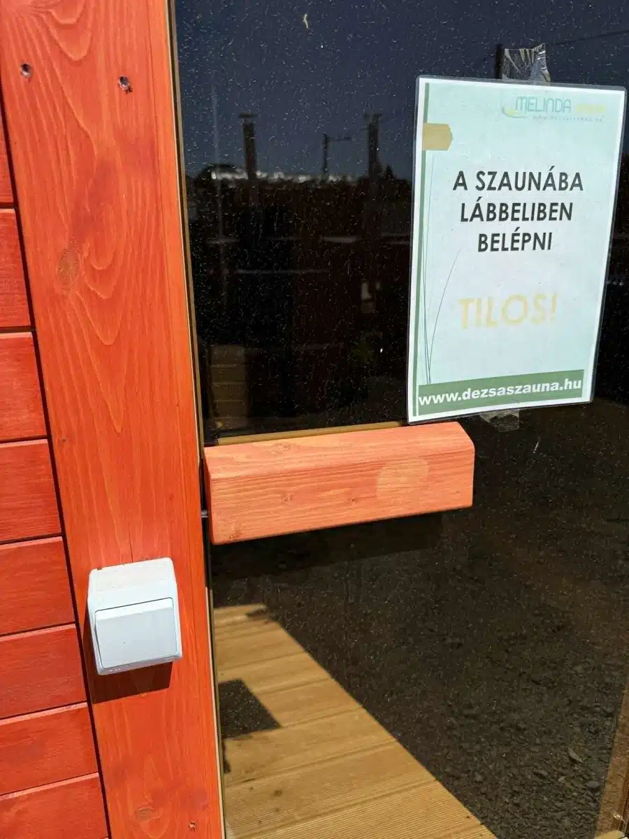 ZARA 4 SZEMÉLYES HORDÓSZAUNA HARVIA M3 FATÜZELÉSŰ KÁLYHÁVAL 8 ZARA 4 SZEMÉLYES HORDÓSZAUNA HARVIA M3 FATÜZELÉSŰ KÁLYHÁVAL