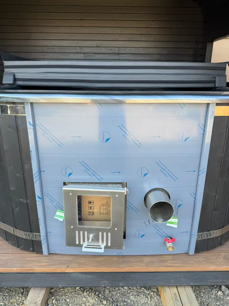 LUX GOLD SZAUNA + DÉZSAFÜRDŐ KOMBÓ – ELEKTROMOS + FATÜZELÉSŰ KÁLYHÁVAL 14 LUX GOLD SZAUNA + DÉZSAFÜRDŐ KOMBÓ – ELEKTROMOS + FATÜZELÉSŰ KÁLYHÁVAL