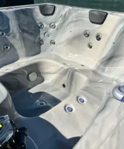 Grande 8 személyes Négyszögletes akril 8 személyes dézsafürdő GECKO 3 KW elektromos fűtéssel