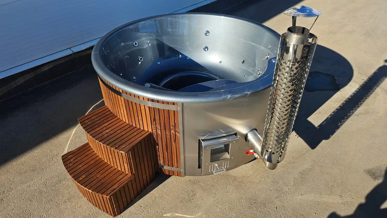 MÁLTA 6 személyes INTEGRÁLT KÁLYHÁS üvegszálas dézsafürdő thermotetővel, WELLNESS csomagban 2 MÁLTA 6 személyes INTEGRÁLT KÁLYHÁS üvegszálas dézsafürdő thermotetővel, WELLNESS csomagban