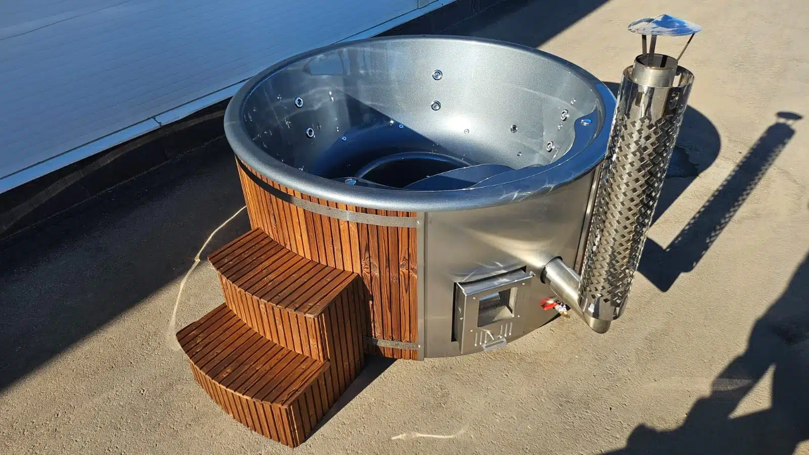MÁLTA 6 személyes INTEGRÁLT KÁLYHÁS üvegszálas dézsafürdő thermotetővel, WELLNESS csomagban 3 MÁLTA 6 személyes INTEGRÁLT KÁLYHÁS üvegszálas dézsafürdő thermotetővel, WELLNESS csomagban
