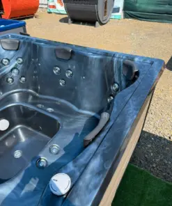 GRANDE - 8 SZEMÉLYES NÉGYSZÖG ALAKÚ USA AKRIL DÉZSAFÜRDŐ BELSŐ FATÜZELÉSŰ KÁLYHÁVAL